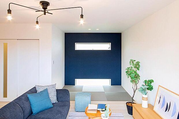 【【本分譲地に建築可能な建物プラン例】】ごろんとひと息ついたり、子どもの遊び場に活用可能な3帖のタタミコーナー。リビングと統一感のある配色が◎《分譲地外:建物面積102.46m2、建物価格2138万円》