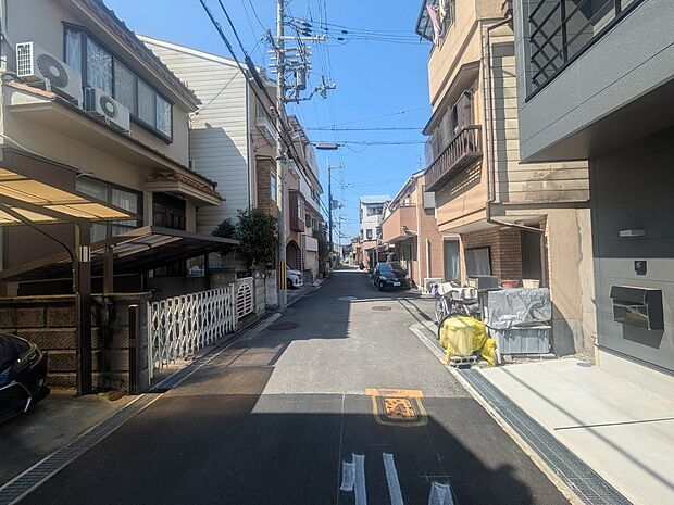 【【前面道路含む現地写真】】周辺は一戸建て住宅が建ち並ぶ住宅街。前面道路の幅員は約4mが確保されています。周辺の雰囲気をぜひ一度現地でお確かめください。