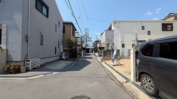 【【前面道路含む現地写真】】南側の前面道路は、幅員約4.0mです。道路はきれいに舗装されており、自転車やベビーカーでもスムーズに走行できそうです。