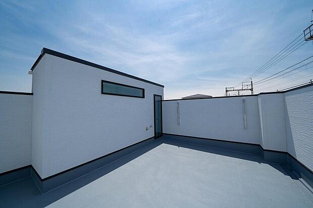 【【本分譲地に建築可能な建物プラン例】】広い空を望むルーフバルコニー。周囲からの視線が気になりにくいプライベート空間。ゲストを招いてBBQも楽しめます。《分譲地外:建物面積93.47m2、建物価格1985万円》