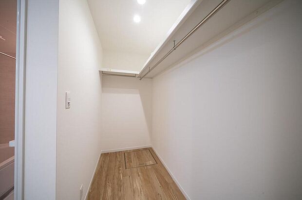 【【本分譲地に建築可能な建物プラン例】】洗面室に隣接するWIC。乾燥機から洗濯物を収納するまでの動線が良好。ハンガーパイプ付きで畳み皺を防止します。《分譲地外:建物面積93.47m2、建物価格1985万円》