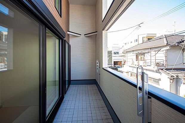 【【本分譲地に建築可能な建物プラン例】】開口部分が広く、リビングへたっぷりと光を取り込むことができます。木目調の外壁がアクセントです。《分譲地外:建物面積101.79m2、建物価格2126万円》