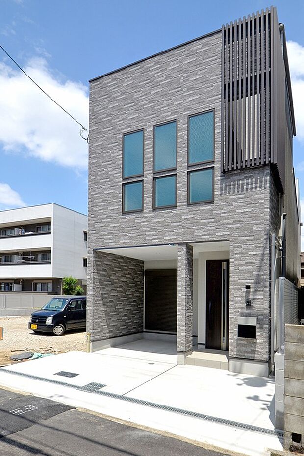 【【本分譲地に建築可能な建物プラン例】】上質な質感のグレーの外壁材は、太陽光で汚れを分解できる防汚タイプ。バルコニーは外から見えにくいよう配置しました。《分譲地外:建物面積106.92m2、建物価格2218万円》