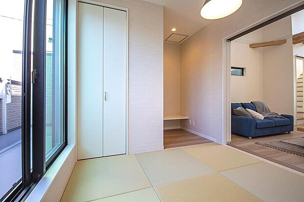 【【本分譲地に建築可能な建物プラン例】】畳の上で足を伸ばしてホッとする時間が持てそうです。取り込んだ洗濯物を片付けたり、お昼寝スペースとしても◎《分譲地外:建物面積104.48m2、建物価格2174万円》