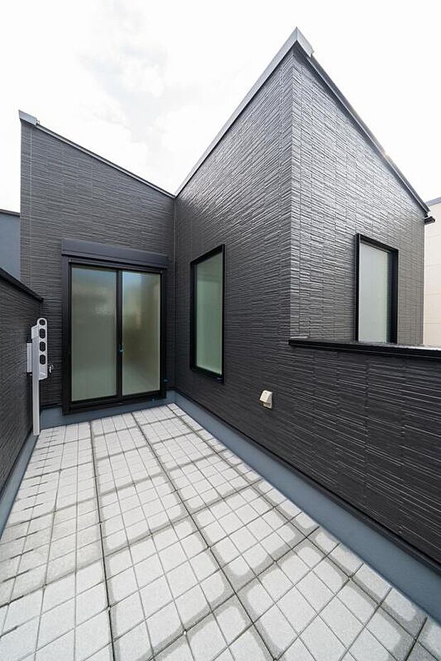 【【本分譲地に建築可能な建物プラン例】】奥行きがあり、広々としたバルコニーは、ご家族分の洗濯物を1度にまとめて干すことが可能です。《分譲地外:建物面積95.57m2、建物価格2014万円》