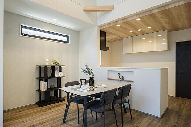 【【本分譲地に建築可能な建物プラン例】】キッチンスペースを美しく区切るお洒落な折り上げ天井。空間にアクセントをもたらし、毎日の料理時間をスタイリッシュに演出するデザインです。《分譲地外:建物面積98.82m2、建物価格2072万円》