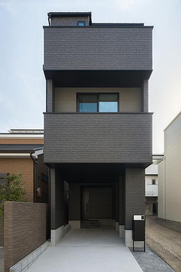 【【本分譲地に建築可能な建物プラン例】】ブラック×キューブ型のモダンな印象の外観。屋根付きの駐車スペースで、雨の日でも濡れずに乗降が可能です。《分譲地外:建物面積102.06m2、建物価格2131万円》