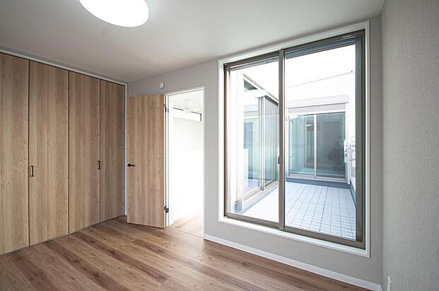 【【本分譲地に建築可能な建物プラン例】】4部屋ある居室はすべて約6帖。特に3階の居室は南西側のバルコニーから光が入るので、日中はとても明るいです。《分譲地外:建物面積111.98m2、建物価格2309万円》