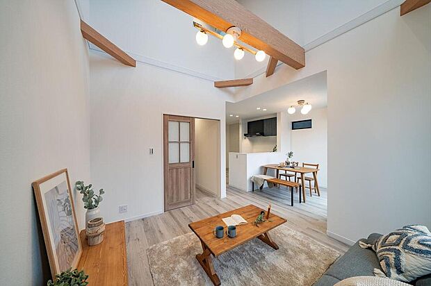 【【本分譲地に建築可能な建物プラン例】】リビングとダイニングをゾーニングしており、空間の使い分けがスムーズです。木目の見せ梁が空間のアクセントに◎《分譲地外:建物面積103.67m2、建物価格2160万円》