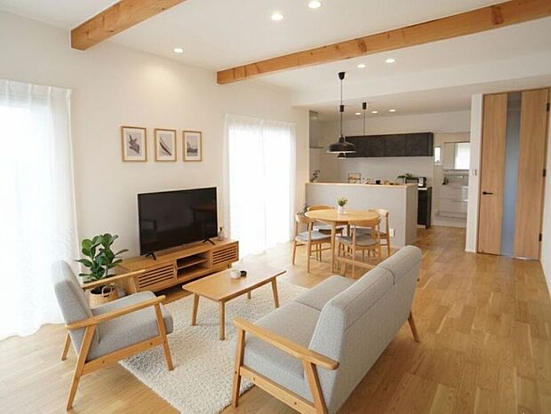 天井は高く開放的で、あらわし梁のアクセントが空間を洗練されたムードに導きます。リビング、ダイニングそれぞれのコーナーに掃き出し窓を設けており、明るく爽やかな雰囲気を演出します。