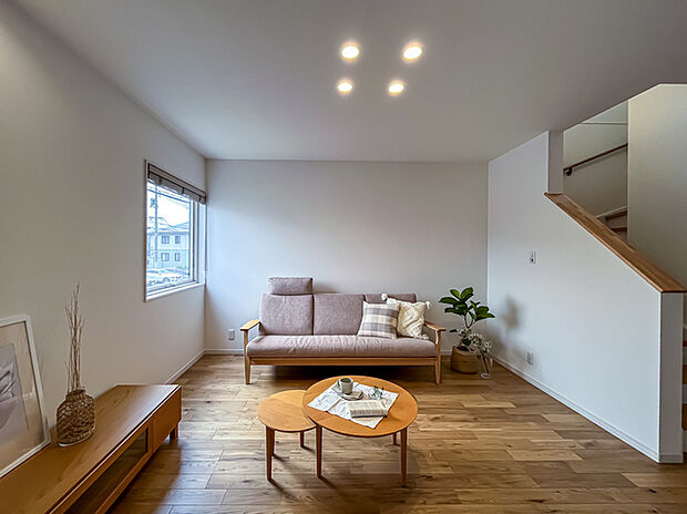 広々とした18.5帖のLDK。明るい陽光を取り入れ、居心地の良い空間を演出します。高台に位置するため、窓からの景色はまるで低層マンションのような開放感です。