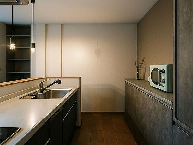 「シック&ミニマル」デザインの機能的で、居心地の良いキッチン空間!