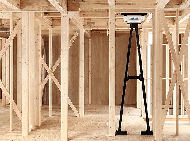 【制震ダンパー搭載】制震ダンパー4基設置！「MIRAIE［ミライエ］」は地震の揺れを最大95％の揺れを吸収。国内新築木造住宅用制震ダンパー 供給実績No.1の住友ゴムが提供する制震ユニットを採用しています。MIRAIE［ミライエ］による制震技術で、ご家族を守ります。