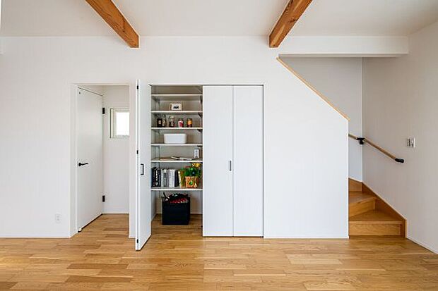 【リビング収納】リビングは頻繁に使う物が多くなりがち。日常のこまごまとした物を隠せるよう、階段下のスペースを利用して収納スペースを確保しました。毎日使うお子様のおもちゃ、勉強道具、掃除用具も簡単に出し入れできます