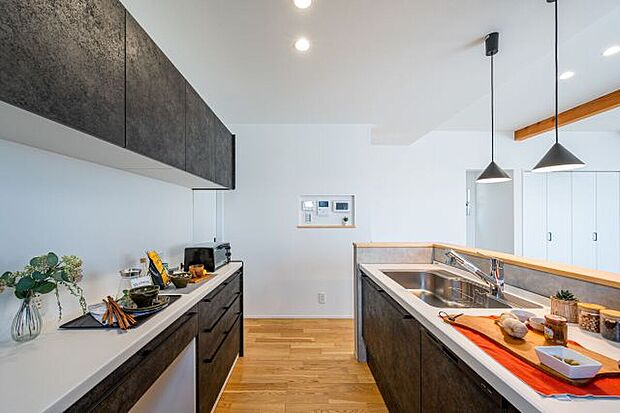 【キッチン】IHコンロ、深型食洗器を装備した明るいキッチン。、調理器具を使うのに便利なカウンター前のコンセント完備！ダイビング・リビングを見渡せるキッチンです。