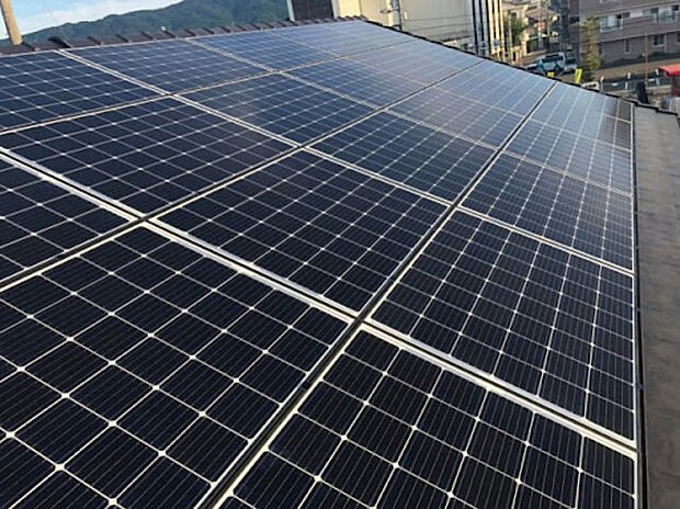 【太陽光パネル5.096kW搭載】太陽光パネル5.096kW搭載。年間11万円以上の経済効果!(パナルメーカー試算)。電気料金の削減と売電収入で、年間10万円以上の経済効果が期待できます。快適なエコライフを実現しませんか?