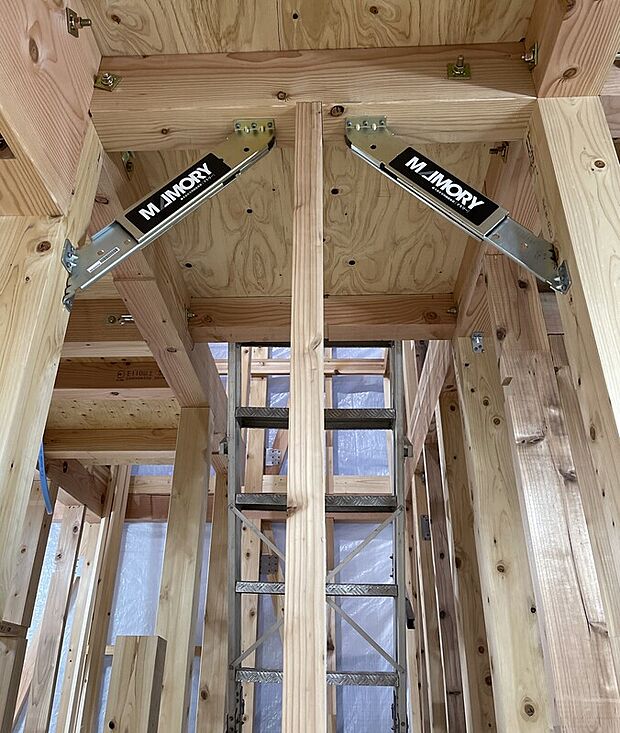 【制震ダンパー マモリー搭載】耐震+制震の新しい地震対策!地震時の振動エネルギーを瞬時に熱長期優良認定住宅+耐震等級3取得に加え、エネルギーに交換する、高減衰ゴムの性能を活用した住友ゴムのMAMORY「マモリー」搭載。地震の揺れを吸収・放熱し、さらに繰り返し発生する地震にも効果を発揮。大切な住まいと、みなさまの生活を守る制震装置です。