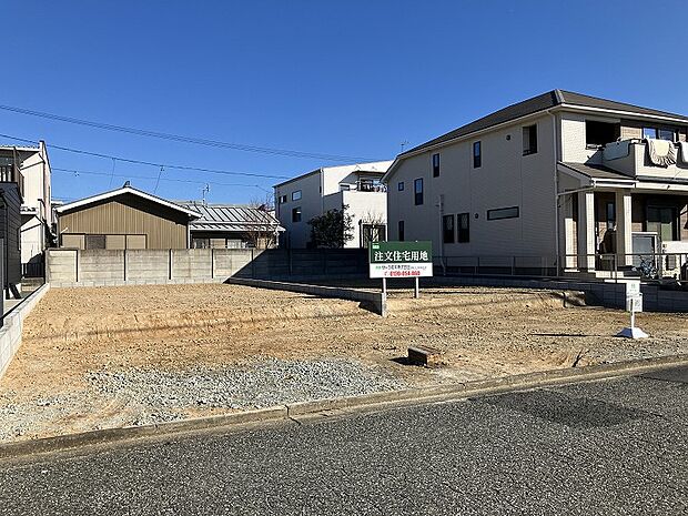 注文住宅用地2区画販売中。前面道路約6.0m。西側から撮影(2026年1月撮影)