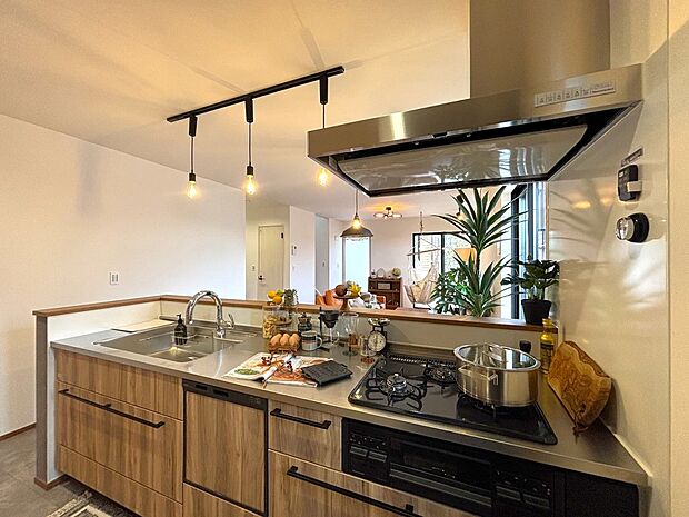 毎日使うキッチン周りが綺麗で清潔に保たれていると、お料理を作るのも楽しくなりますよね。おしゃれなペンダントライトや飾り棚など、機能性とデザイン性を持たせたキッチンで気持ちよくお料理が出来そうです。