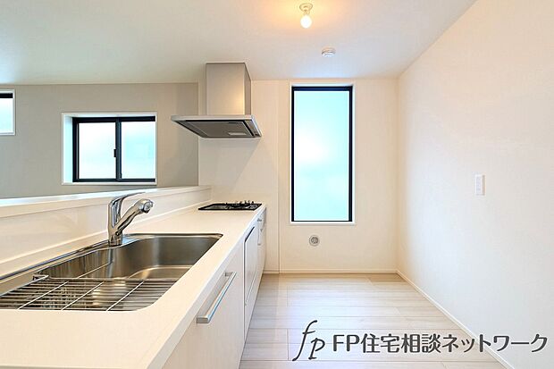 毎日使うキッチン周りが綺麗で清潔に保たれていると、お料理を作るのも楽しくなりますよね。おしゃれなペンダントライトや飾り棚など、機能性とデザイン性を持たせたキッチンで気持ちよくお料理が出来そうです。