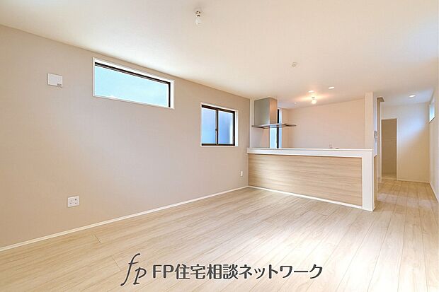 オープンでのびやかな空間を生み出す、こだわりの広がりとゆとり。家族と過ごす時間を大切にしたい方にぴったりの明るくゆとりある住空間です。南側の窓からの日差しがリビングの隅々までしっかりと届きます!