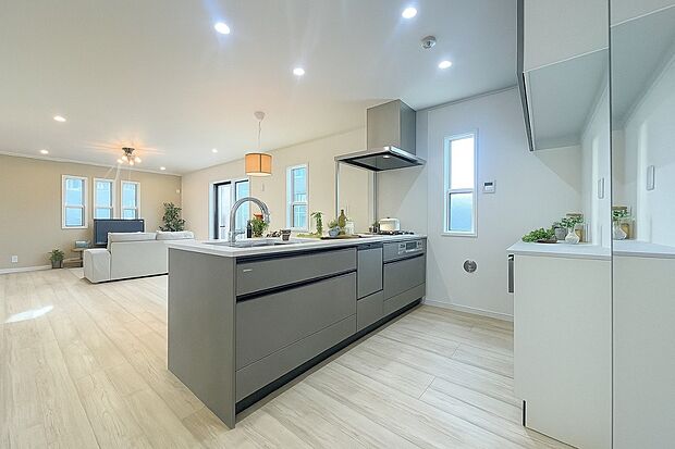 毎日使うキッチン周りが綺麗で清潔に保たれていると、お料理を作るのも楽しくなりますよね。機能性とデザイン性を持たせたキッチンで気持ちよくお料理が出来そうです。