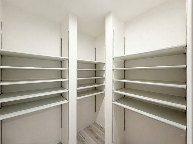 キッチン隣には、ストック食材やキッチン家電の収納に便利なパントリー収納付です。大きなお弁当箱などのシーズン品、レシピ本など収納できます