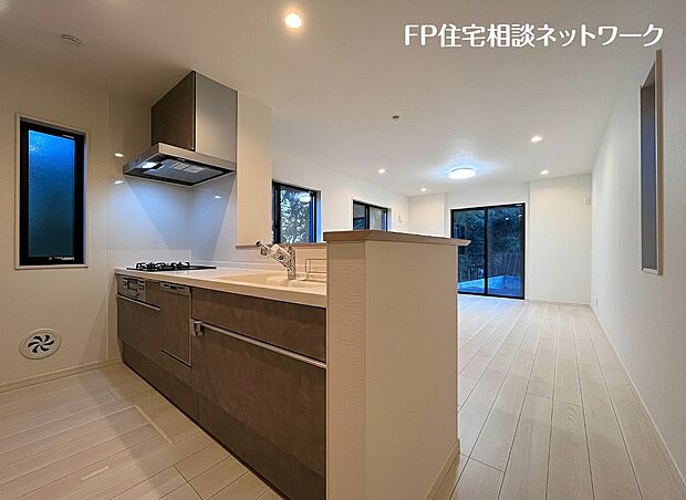 毎日使うキッチン周りが綺麗で清潔に保たれていると、お料理を作るのも楽しくなりますよね。おしゃれなペンダントライトや飾り棚など、機能性とデザイン性を持たせたキッチンです。