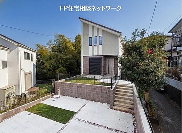 大きな面で家の重みを支え地震に強いのが特徴です。また床下の地面をすべてコンクリートで覆うので、湿気が建物に伝わりにくく住宅の木材の腐食等の心配も減ります。