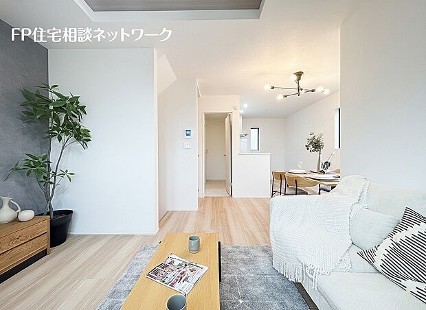 オープンでのびやかな空間を生み出す、こだわりの広がりとゆとり。家族と過ごす時間を大切にしたい方にぴったりの明るくゆとりある住空間です。