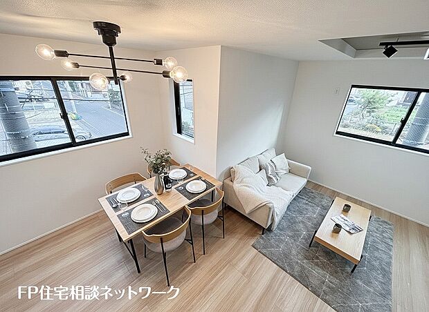 ご家族だんらんのスペースとなるリビング。家具の配置がしやすい広さを確保しつつ、窓が多い設計は色々な角度から光が取り込めるこだわりの間取りです。