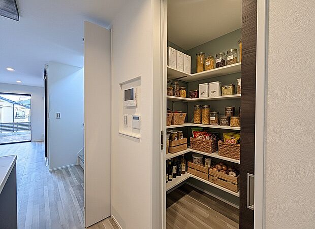 キッチン隣には、ストック食材やキッチン家電の収納に便利なパントリー収納付です。大きなお弁当箱などのシーズン品、レシピ本など収納できます。