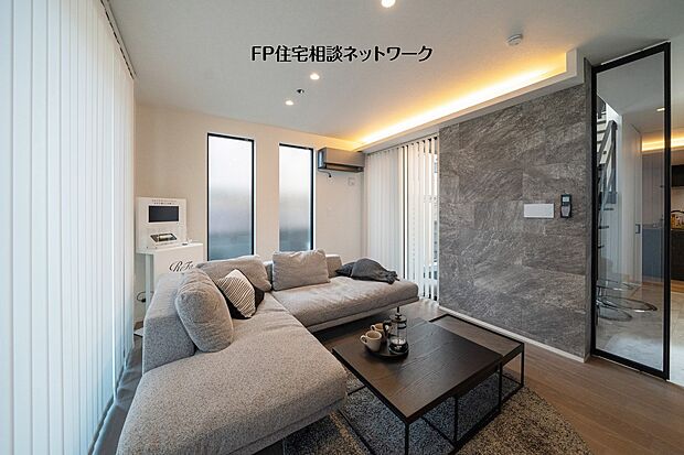 【プラン例　建物価格2400万円　建物面積100m2】縦の窓と間接照明が空間に奥行きと広がりをもたらすリビング。中庭とのつながりも感じられる設計です。