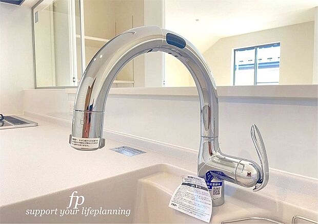 【その他内観】同仕様設備：キッチンには浄水器を標準装備。最近は水を飲むという場面以外にも料理で使用したり、野菜を洗う場合もキレイな水で洗いたいという人が増えてきています。