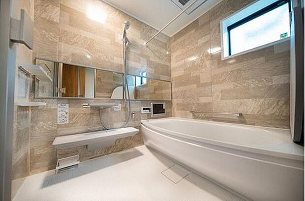 【内観】建物プラン例　建物価格1980万円（税込）建物面積面積100m2　1.25坪の大きなユニットバス。楕円形の浴室がリラックス効果を増加させる。