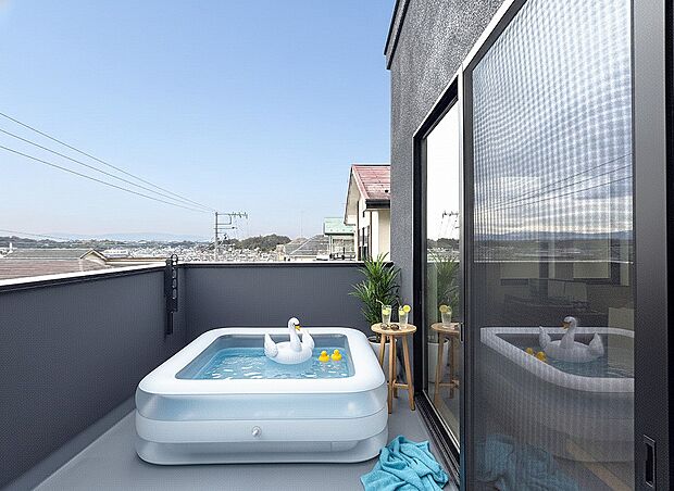 【バルコニー】南からの明るい光が差しこむ陽だまりの空間。南に大きく面したバルコニーでお洗濯も干せばあっという間に乾きそうで家事もスムーズにこなせますね!