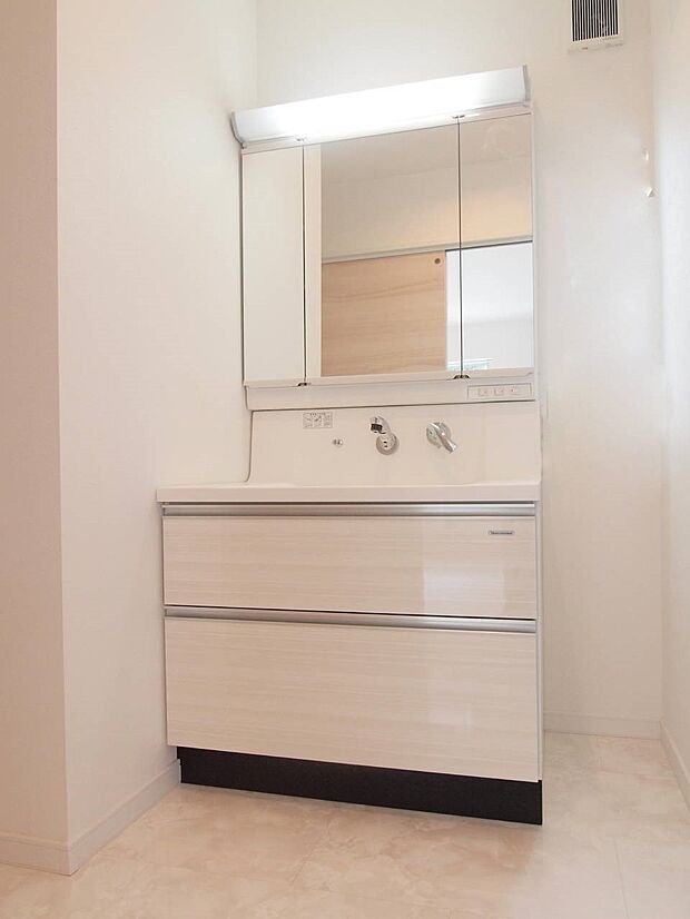 【内観】建物プラン例　建物価格2000万円（税込）建物面積面積98m2　広々洗面台で、朝の身支度も快適スムーズに。収納しやすいスライドタイプの洗面化粧台は大きさも十分。