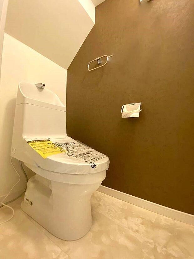 【内観】建物プラン例　建物価格2000万円（税込）建物面積面積98m2　ウォシュレット、暖房便座機能付のトイレです。従来型に比べ節水効果があり、お手入れもしやすい一体型。