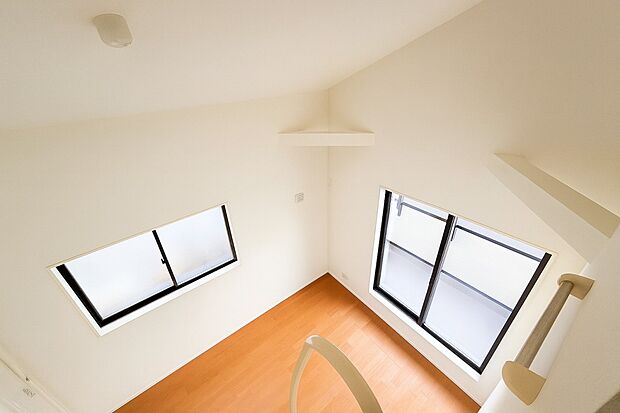 【洋室】2面採光でお部屋の隅々まで明るい印象の居室。おひさまの光を、爽やかな風をたっぷりと取り込めます。居室内はいつも明るい印象ですので、気持ちの良い朝を迎えられそう。