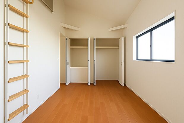 【洋室】勾配天井を採用した居室。空間に対して横の広がりだけではなく、縦の広がりを持たせることにより開放感を演出します。