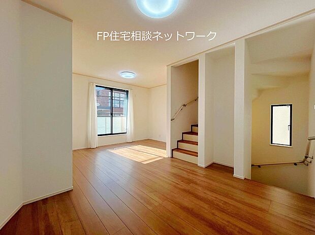 【リビング】オープンでのびやかな空間を生み出す、こだわりの広がりとゆとり。家族と過ごす時間を大切にしたい方にぴったりの明るくゆとりある住空間です。南側の窓からの日差しがリビングの隅々までしっかりと届きます!