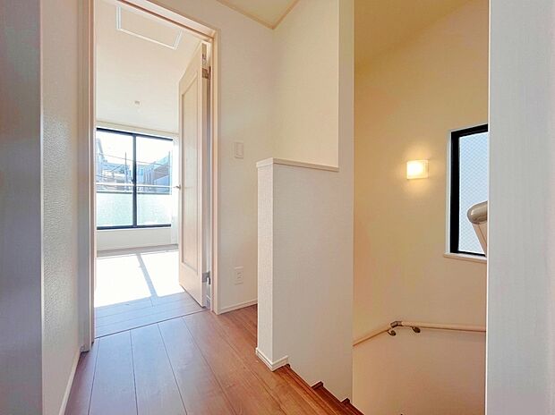 【その他内観】動線がしっかり考えられた間取り。採光もしっかりと計算されていてどの部屋も明るいのがうれしいですね。