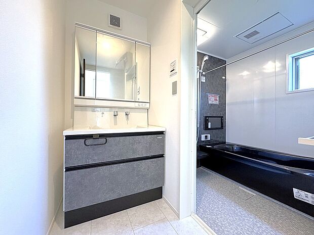 【洗面台・洗面所】ゆとりの洗面スペースで朝の身支度も快適スムーズに。面鏡で髪のセットやお化粧もストレスなくこなせ、朝から気分良く通勤通学に向かえそうですね！鏡の裏にはたっぷりと収納スペースを標準装備！