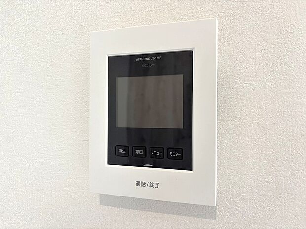 【TVモニター付インターホン】モニター付インターホンが標準仕様です。不安になりがちな防犯面。目で確認できるからあんしんです。 