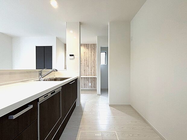 【キッチン】スライド収納付きのシステムキッチン。パスタ鍋や圧力鍋、フライパンなどもおしまい頂け、出し入れもスムーズ。