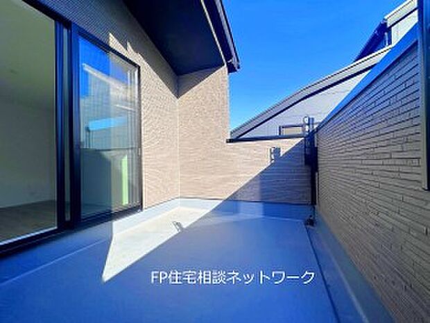 【バルコニー】南からの明るい光が差しこむ陽だまりの空間。南に大きく面したバルコニーでお洗濯も干せばあっという間に乾きそうで家事もスムーズにこなせますね!乾いたお洗濯物からは太陽の匂いが感じられる心地よさ。