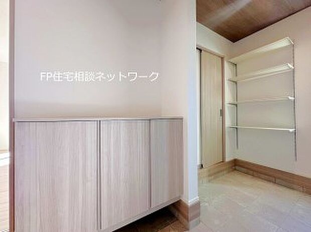 【玄関】散らかりがちな玄関もスッキリと保てる玄関収納は、家の中に入る時一番最初に目に付く場所だからこだわりたいですよね!木目調の落ち着いた雰囲気の色目が、お部屋の雰囲気をそのまま表している家の顔です。