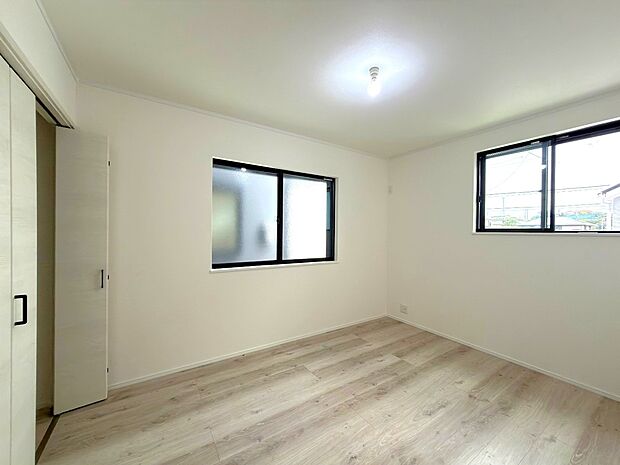 【洋室】光が取り込みやすい2面採光の居室。日当たり良好です。しっかりとした大きさのクローゼットを完備し、収納スペースも十分。初めてのお子様にとっての「自分の部屋」。