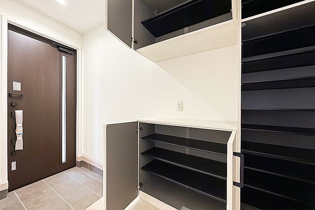 【玄関】散らかりがちな玄関もスッキリと保てる玄関収納は、家の中に入る時最初に目に付く場所だからこだわりたいですよね！