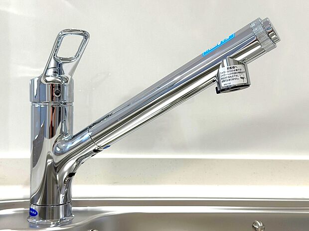 【ビルトイン浄水器】キッチンには浄水器を標準装備。最近は水を飲むという場面以外にも料理で使用したり、野菜を洗う場合もキレイな水で洗いたいという人が増えてきています。